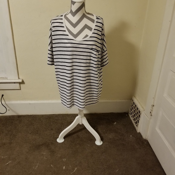 Old navy t shirt with pocket detail - Picture 2 of 2